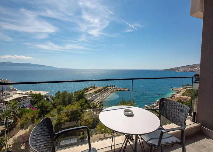 The Queen's Lion Premium *