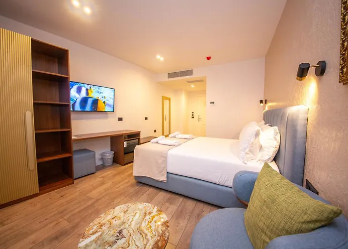 The Queen's Lion Premium * Saranda