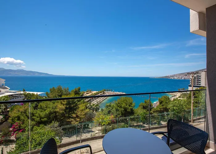 The Queen's Lion Premium