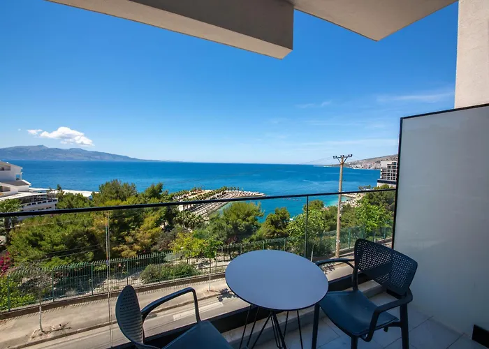 The Queen's Lion Premium *