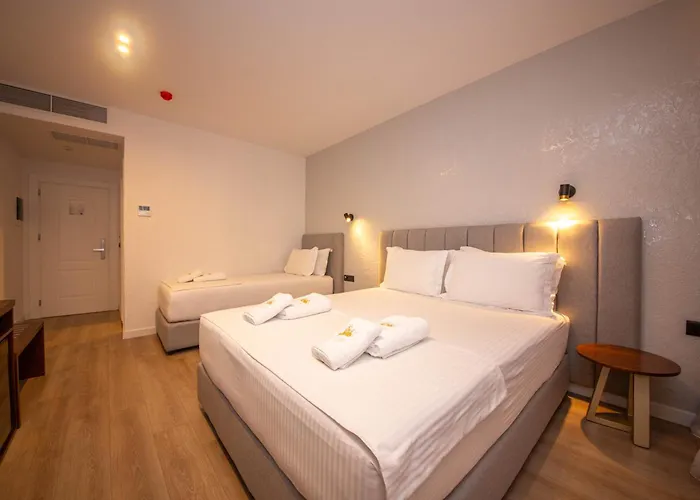 The Queen's Lion Premium Sarandë