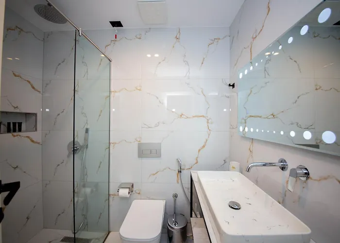 The Queen's Lion Premium Otel