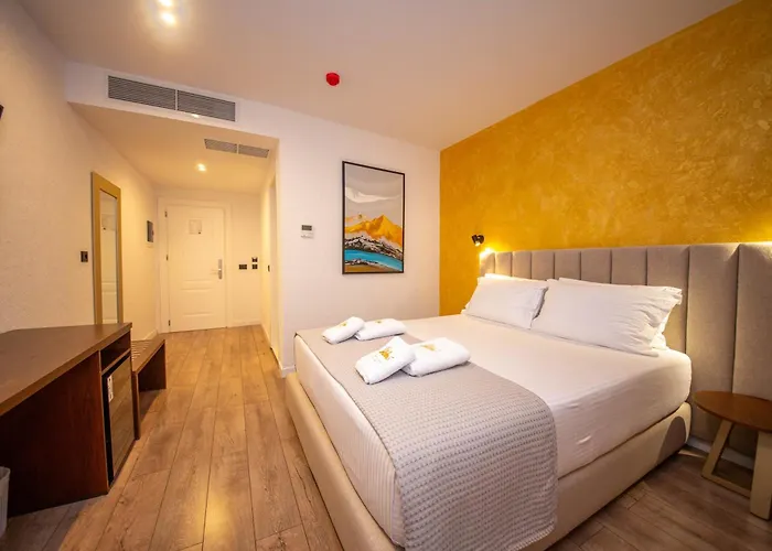 The Queen's Lion Premium * Sarandë