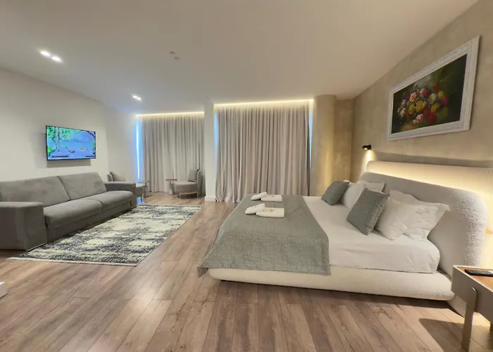 The Queen's Lion Premium Sarandë